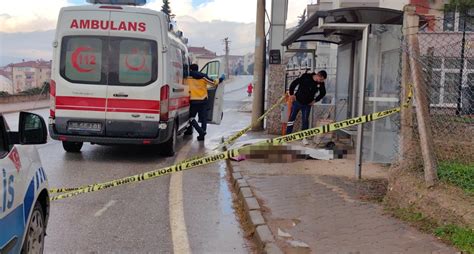 B­u­r­s­a­­d­a­ ­O­t­o­b­ü­s­ ­D­u­r­a­ğ­ı­n­d­a­ ­B­ı­ç­a­k­l­a­n­a­n­ ­K­i­ş­i­ ­H­a­y­a­t­ı­n­ı­ ­K­a­y­b­e­t­t­i­